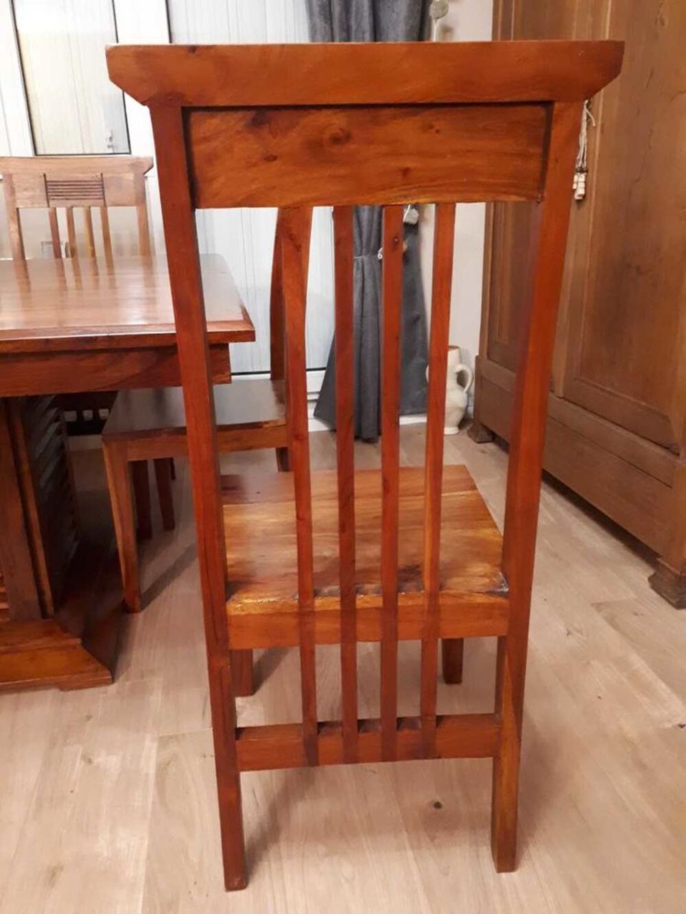 TABLE CARREE ET CHAISES ACACIA MASSIF Meubles
