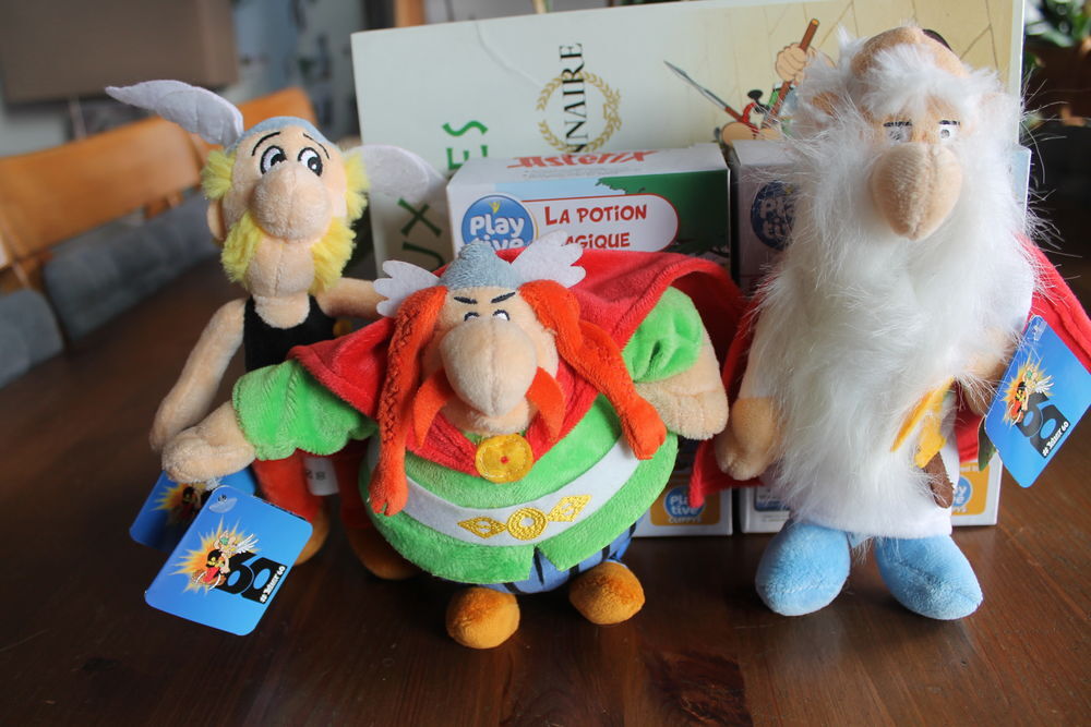 Coffret 2 jeux de cartes Ast&eacute;rix+2 btes de lego+3 peluches Jeux / jouets