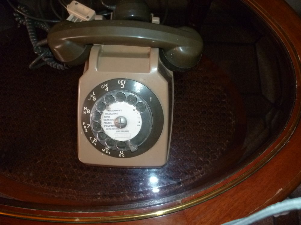 T&eacute;l&eacute;phone de collection ancien mod&egrave;le avec cadran &amp; &eacute;couteur Téléphones et tablettes