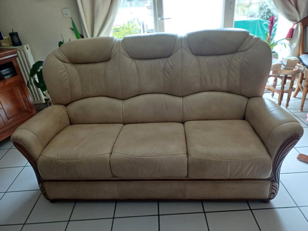 CANAPE CUIR TROIS PLACES TRES TRES BON ETAT Meubles