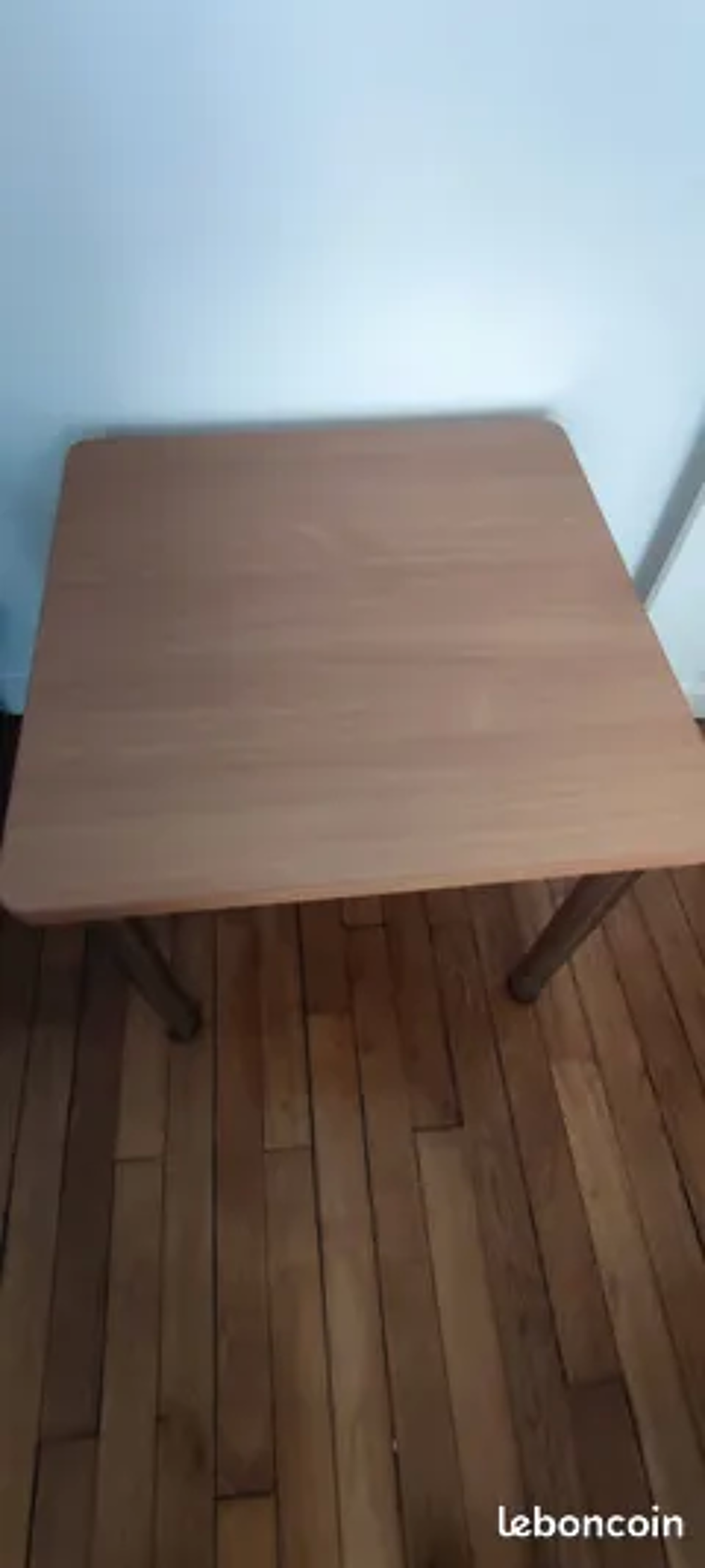 Table 80x80 pieds chrom&eacute;s Meubles