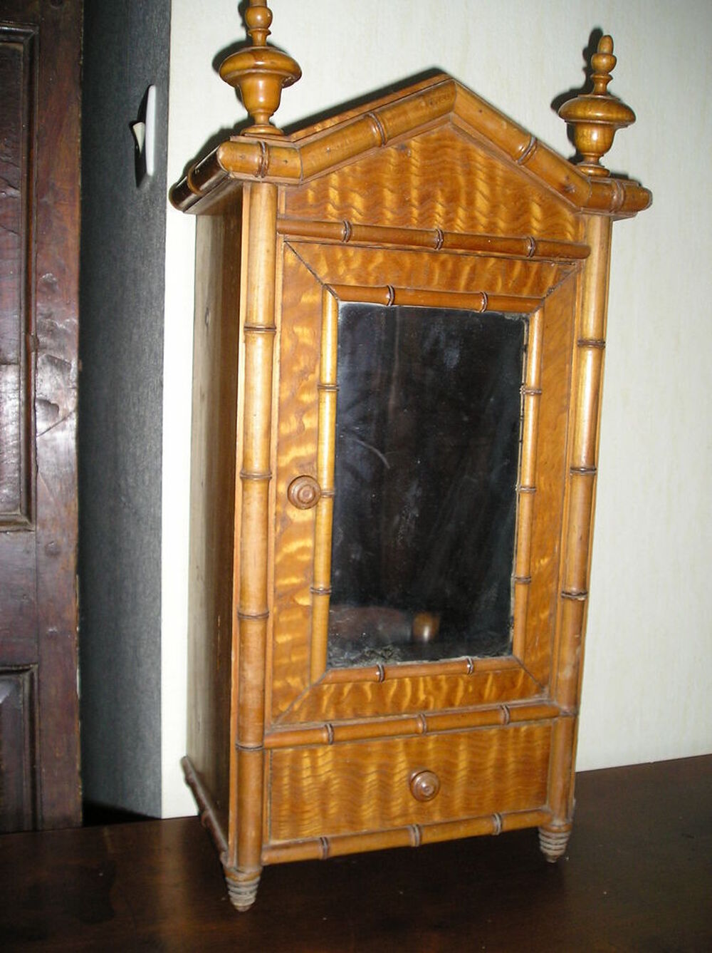Ancienne armoire de poup&eacute;e 