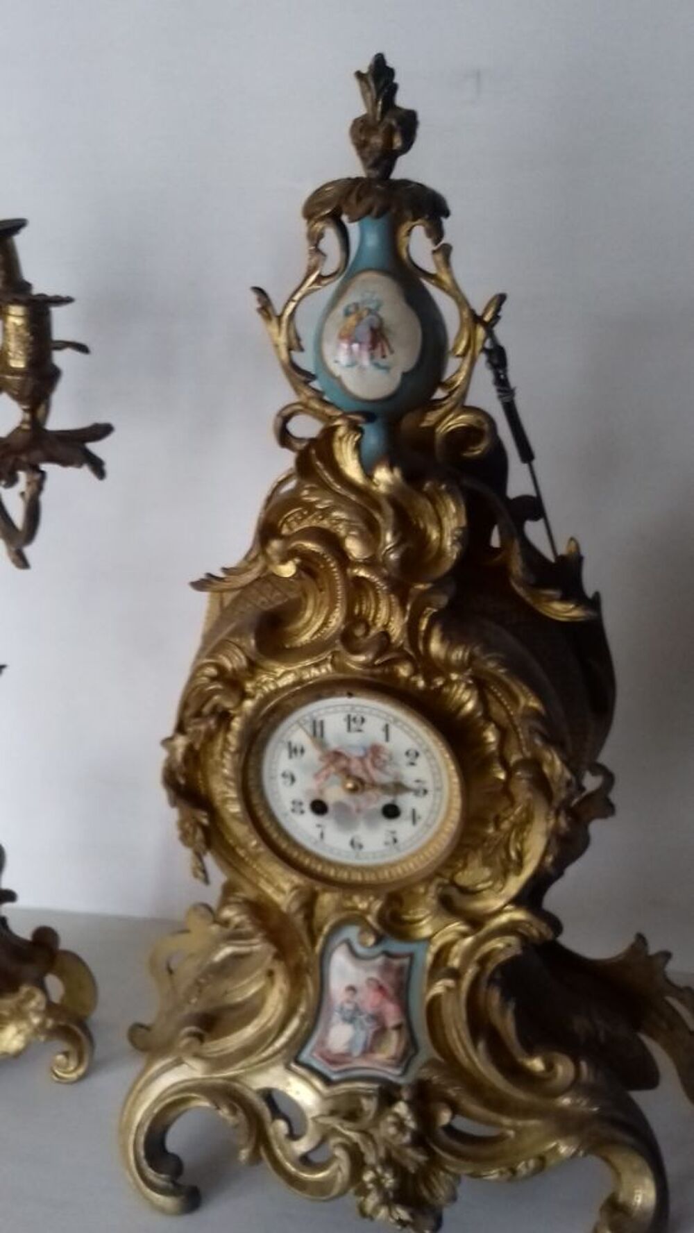 ensemble pendule et cand&eacute;labres en bronze dor&eacute; Décoration