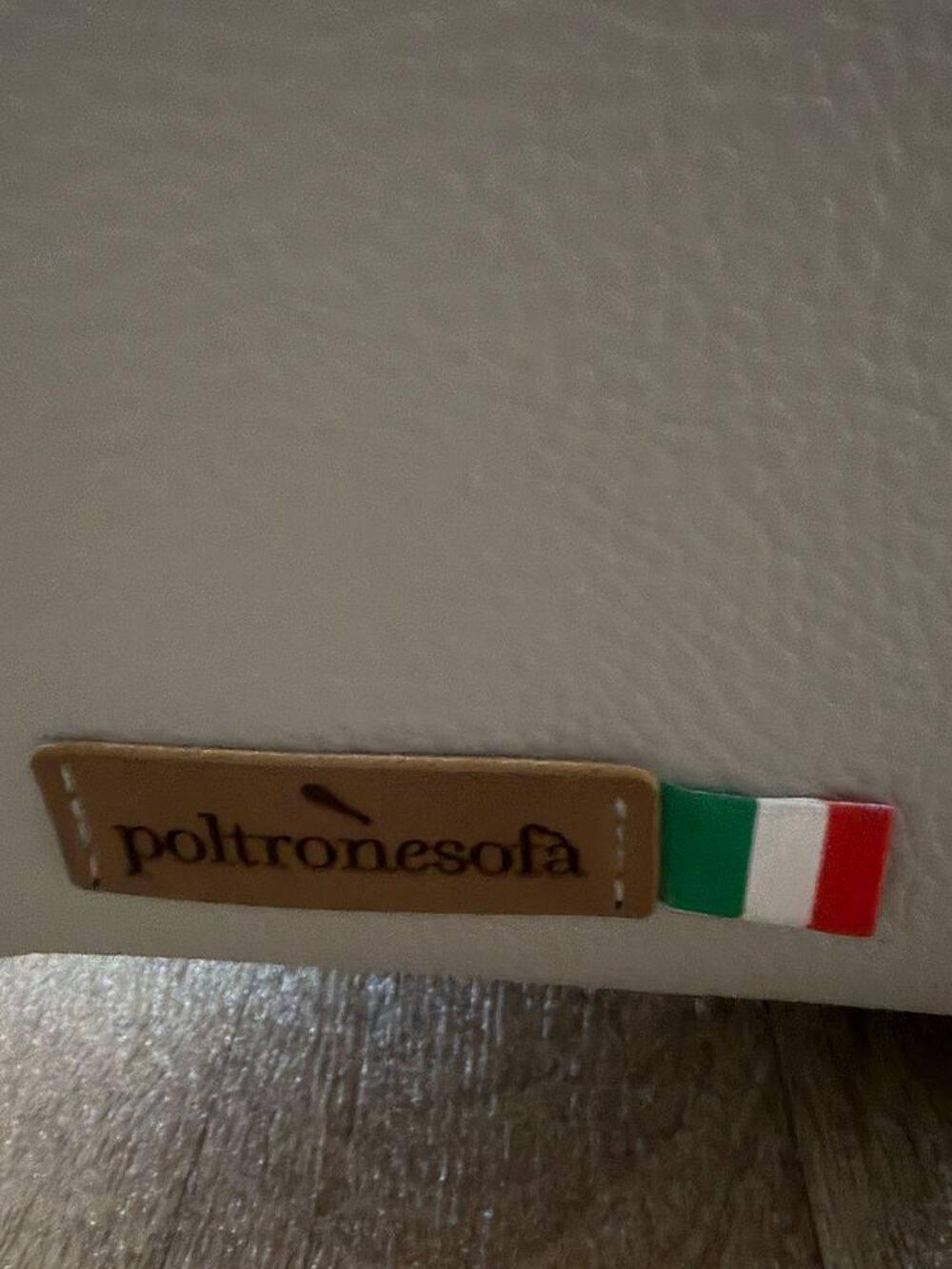 Canap&eacute; poltronesofa cuir beige quasi neuf Meubles