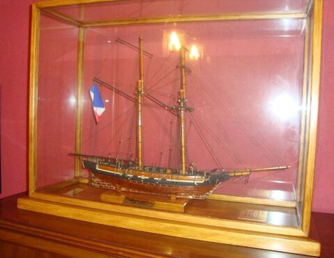 Rare - Maquette de bateau   La Toulonnaise  , avec vitrine 600 Limoges (87)