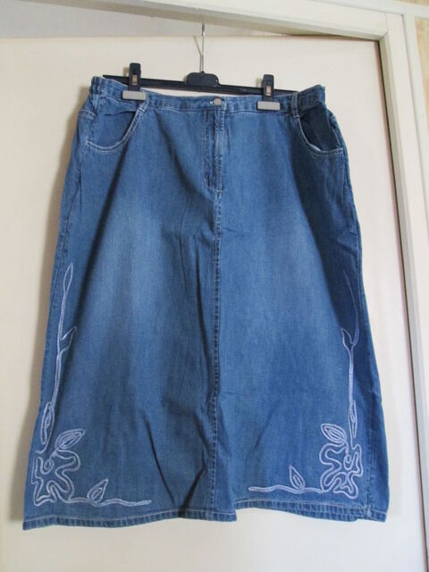Jupe femme en jean  marque  C et A   ,taille 50 , 12 Goussainville (95)