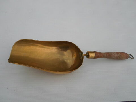 pelle a bonbons en laiton 5 Goincourt (60)