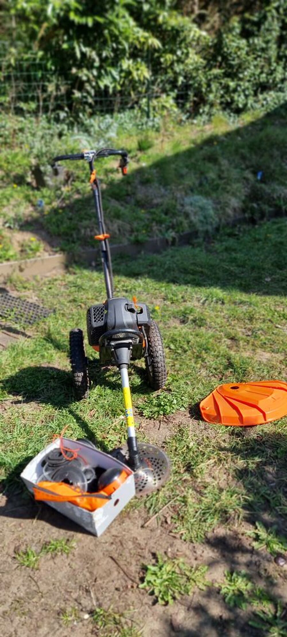 D&eacute;broussailleuse thermique a roues neuve Bricolage