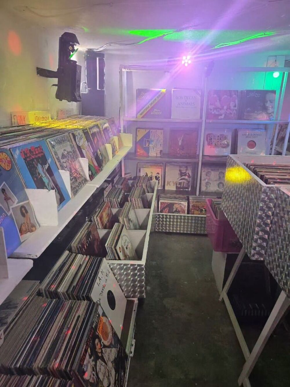 collection de disque vinyle en tout genre et format CD et vinyles
