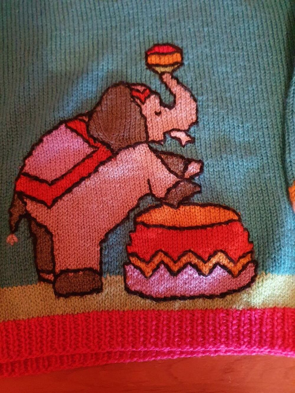 
PULL 3 ANS ELEPHANT TRICOTE MAIN NEUF
Vêtements enfants