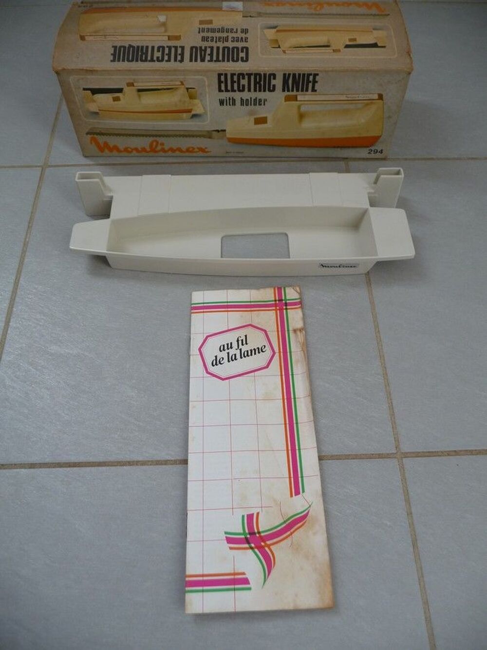 Couteau &eacute;lectrique avec plateau de rangement mural Electroménager
