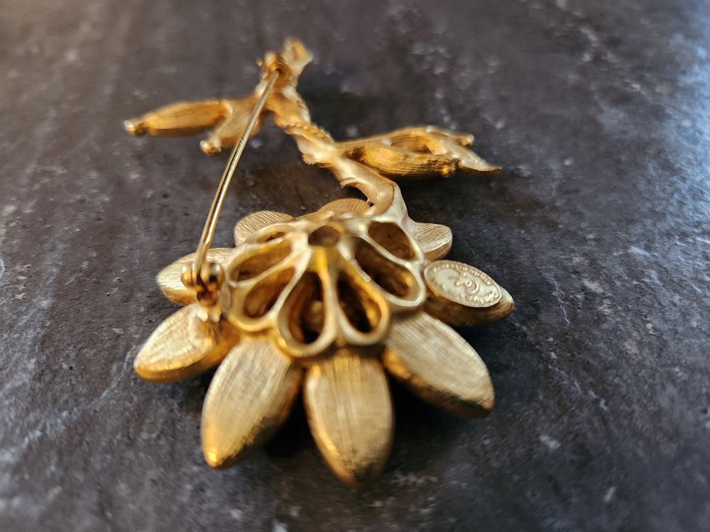 Broche fleur P&eacute;tales turquoise strass C.LACROIX Bijoux et montres