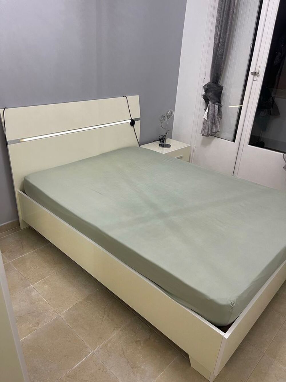 Lit blanc en bois laqu&eacute; (tout compris cadre, sommier, matelas, table basse si souhaitais) Meubles