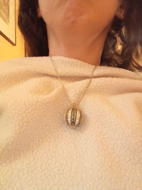 Pendentif boule en strass blancs et gris et sa cha�ne argent 15 Herblay (95)