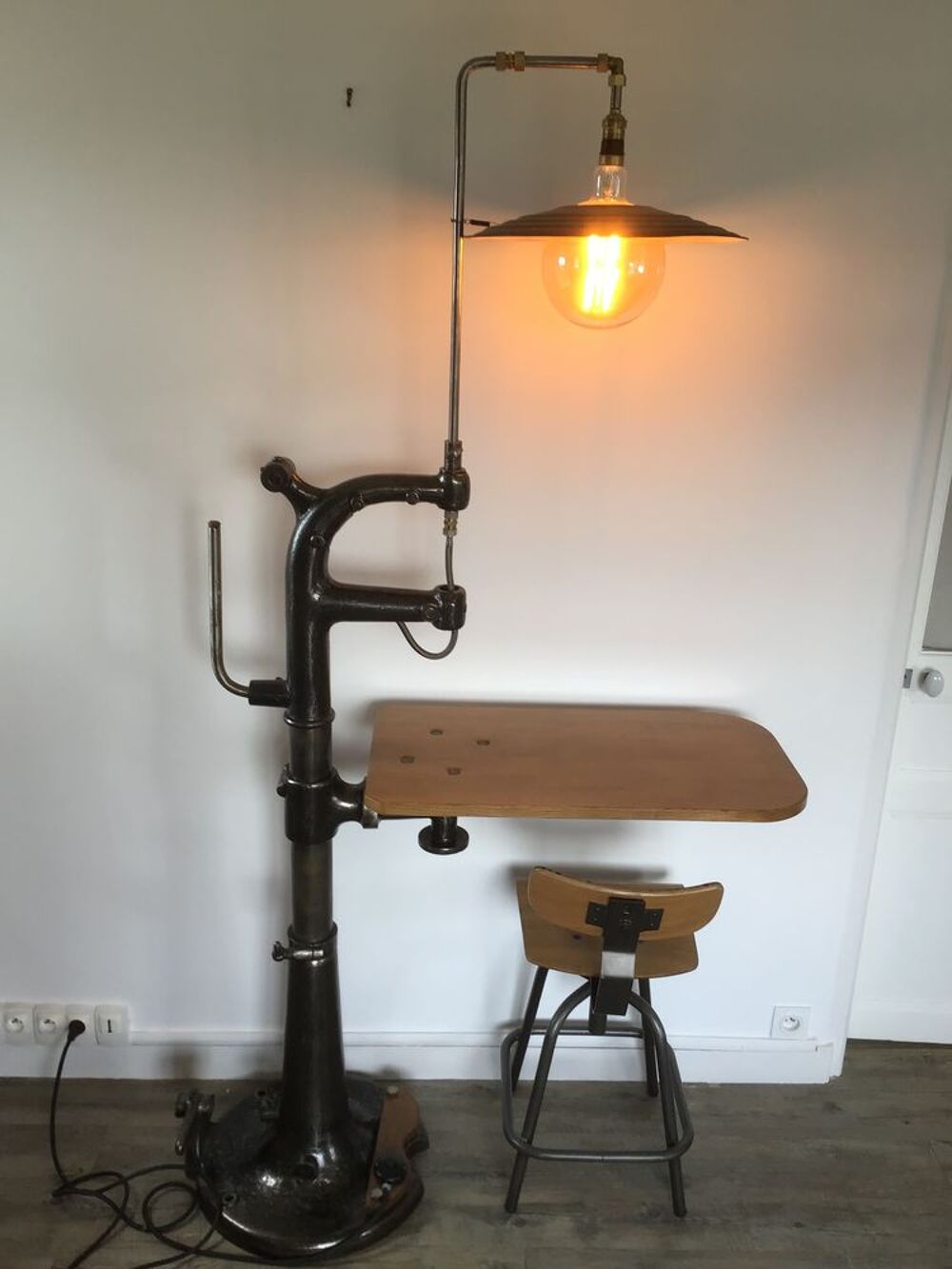 Lampe pi&egrave;ce unique +chaise , bureau 