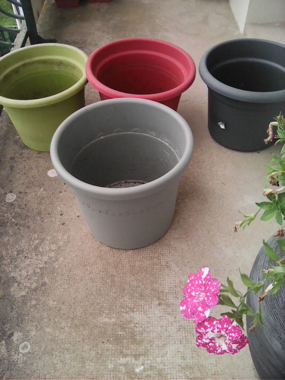 2 Jardini&egrave;res avec son support balcon +4 grands pots 
Jardin