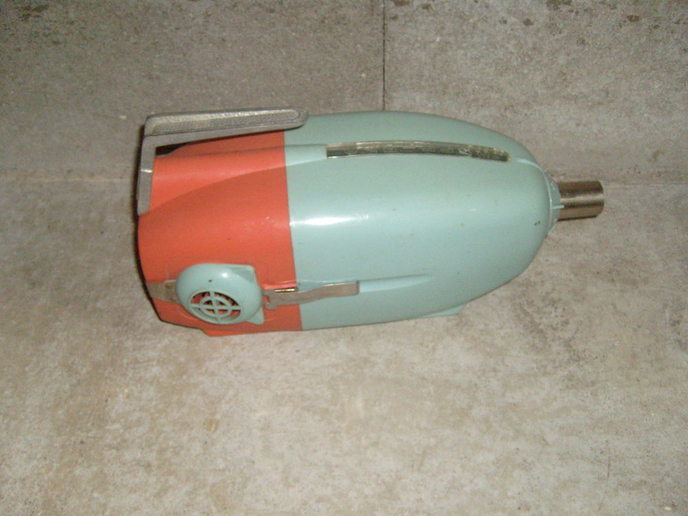 Bel Aspirateur rose et bleu CADILLAC ann&eacute;es 60 Electroménager