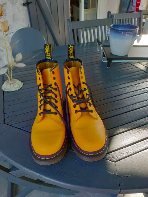 Doc Martens peinture 40
Trs Bon Couleur jeune 
90 90 Vignoux-sur-Barangeon (18)