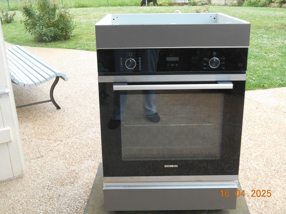Four encastrable avec son meuble Electroménager