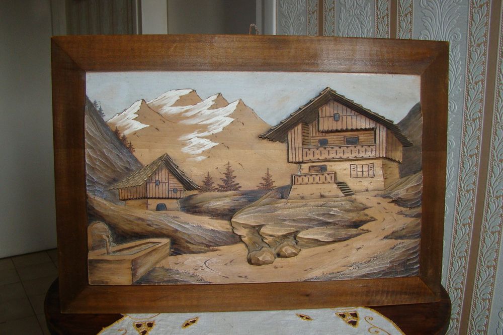 Tableau en bois sculpt&eacute; et peint "Paysage de montagne" sign&eacute; Décoration