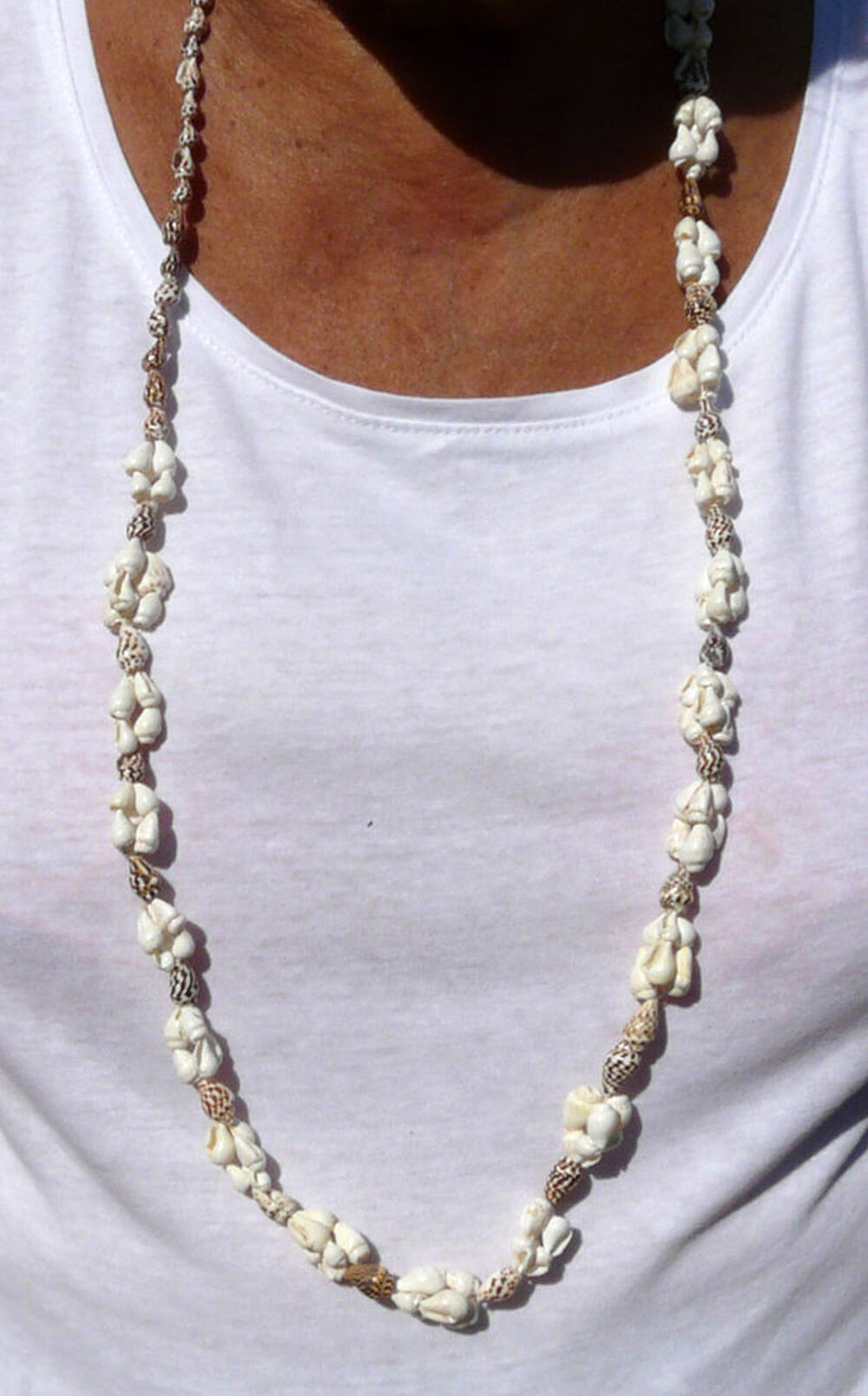 Grand Collier fait de petits coquillages naturels - Vintage Bijoux et montres