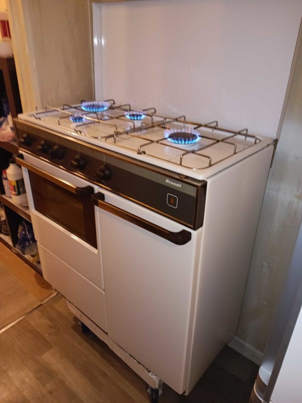 piano Gaziniere Brandt Equip&eacute;es Tout Gaz Bouteille Four Multif Catalyse Grilloir Haut/Bas Gaz +Bouteille pleine +D&eacute;tendeur +Tuyaux Tbeg Electroménager
