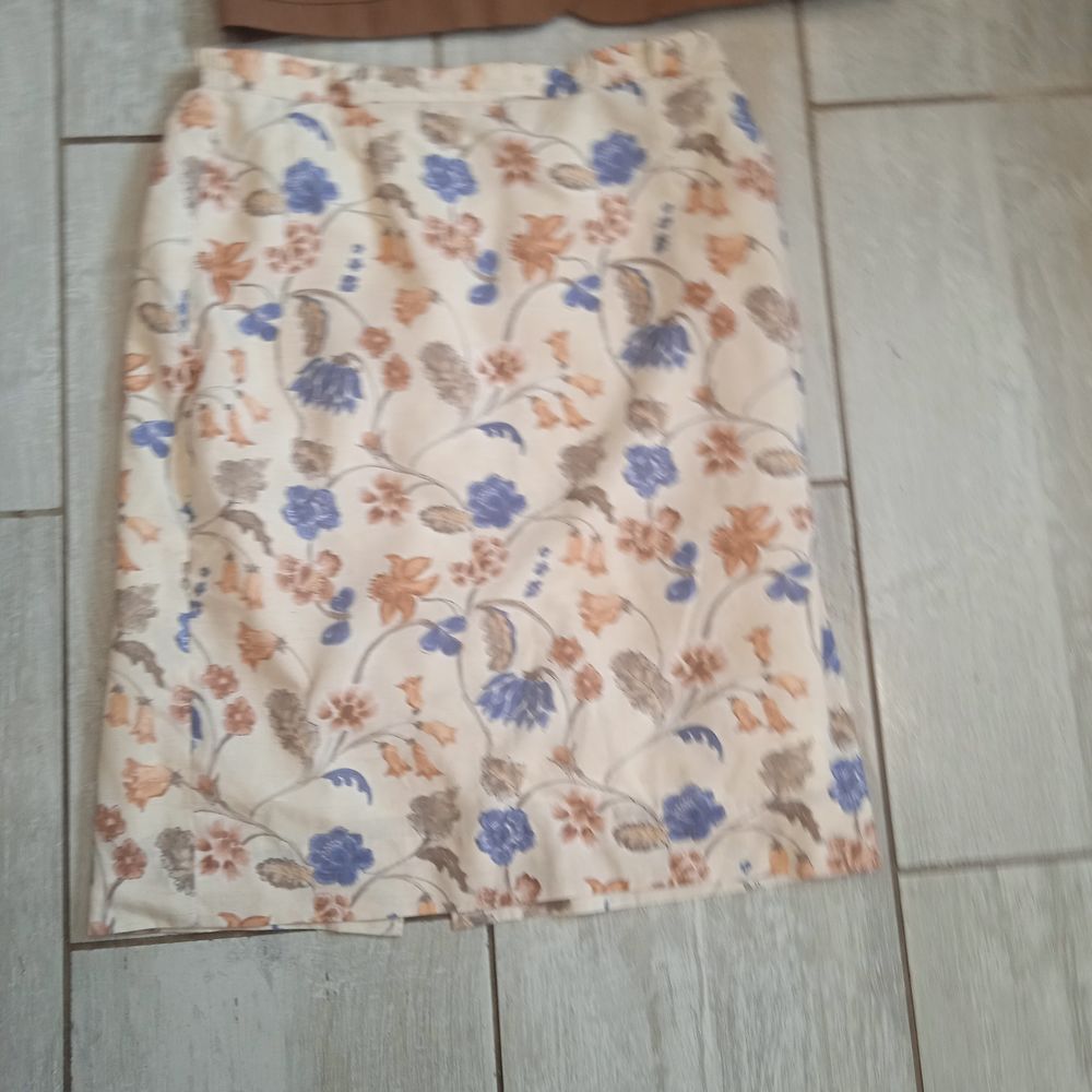 Jupe beige motifs fleurs fermeture eclair sur l'arri&egrave;re tail Vêtements