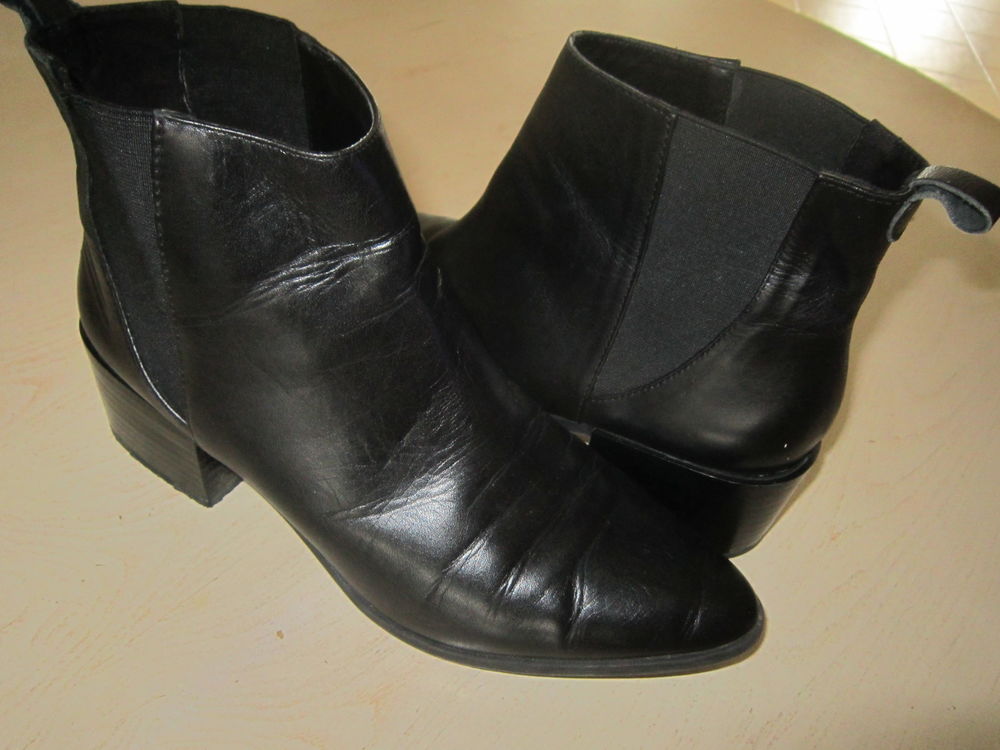 Une paire de boots Femme Chaussures