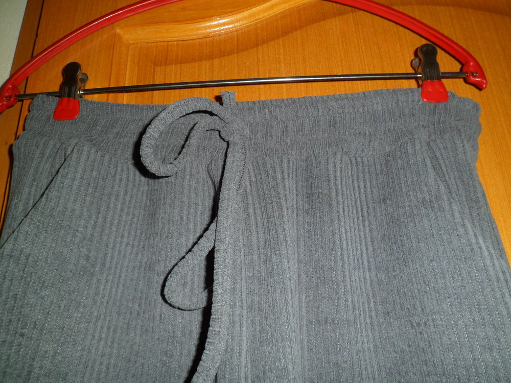 pantalon velour gris fine cote
2 poche sur le cot&eacute;
taille 40 Vêtements