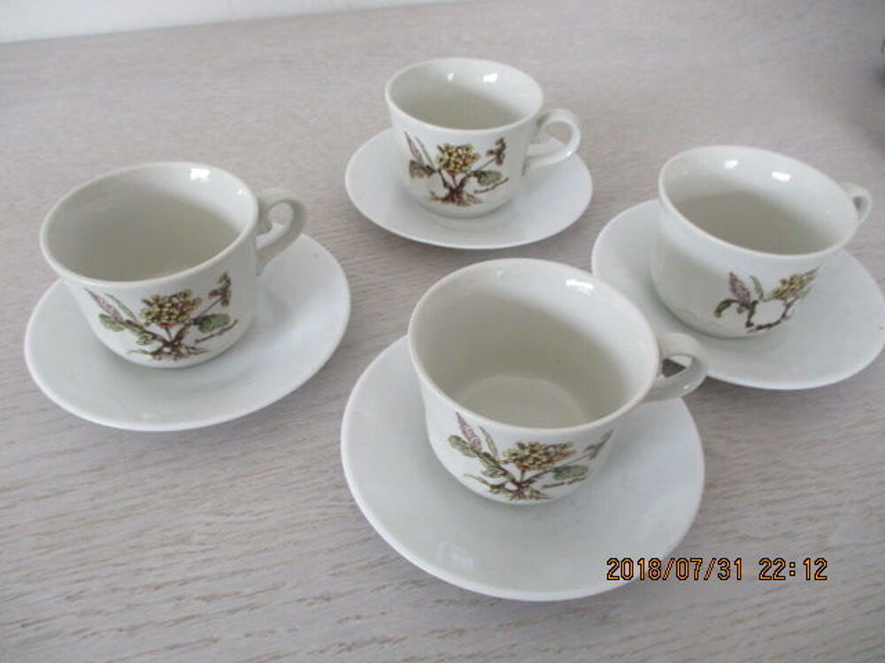 Quatre tasses &agrave; caf&eacute; avec s/tasses Décoration