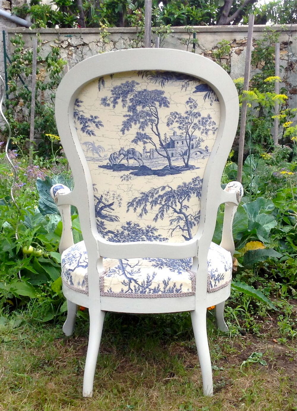 Fauteuil Louis Philippe. Restauration r&eacute;cente. Meubles