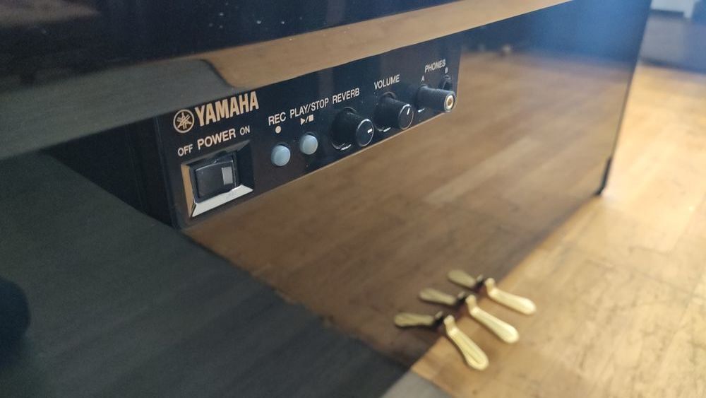 Piano droit d'occasion Yamaha B1 PE-Silent noir laqu&eacute; Instruments de musique