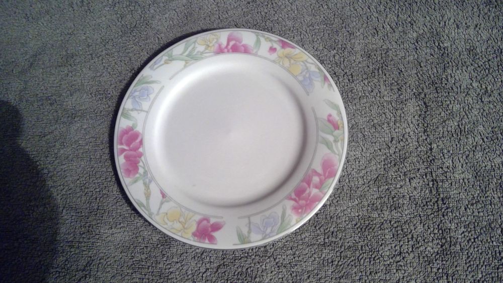 ASSIETTE A DESSERT BORD ARGENT MOTIF FLEURS Cuisine