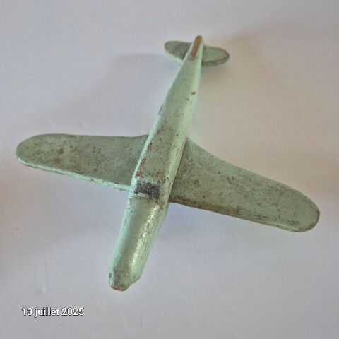 Petit avion miniature en bois plein , ancien, et français 10 Saumur (49)