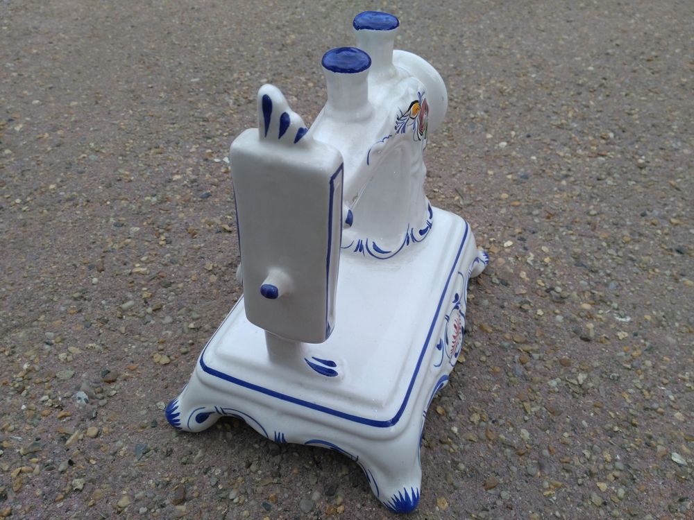 Petite machine &agrave; coudre en fa&iuml;ence Décoration