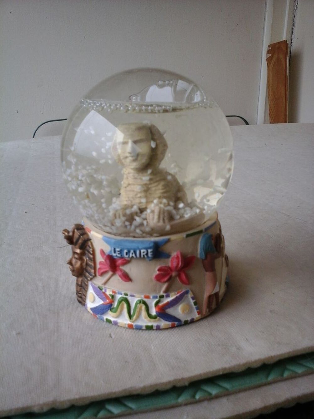 Globe de neige . Sphinx est assis au milieu de la neige Décoration