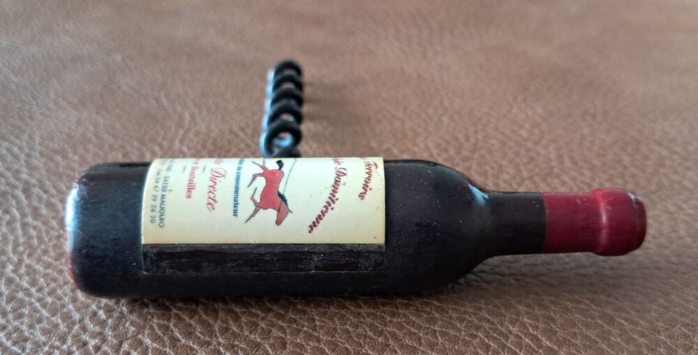 tire bouchon publicitaire 
bouteille de vin rouge 
