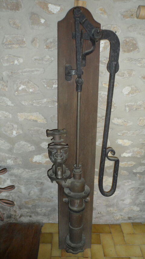 Rare pompe  bras en cuivre / laiton ancienne 500 Malesherbes (45)