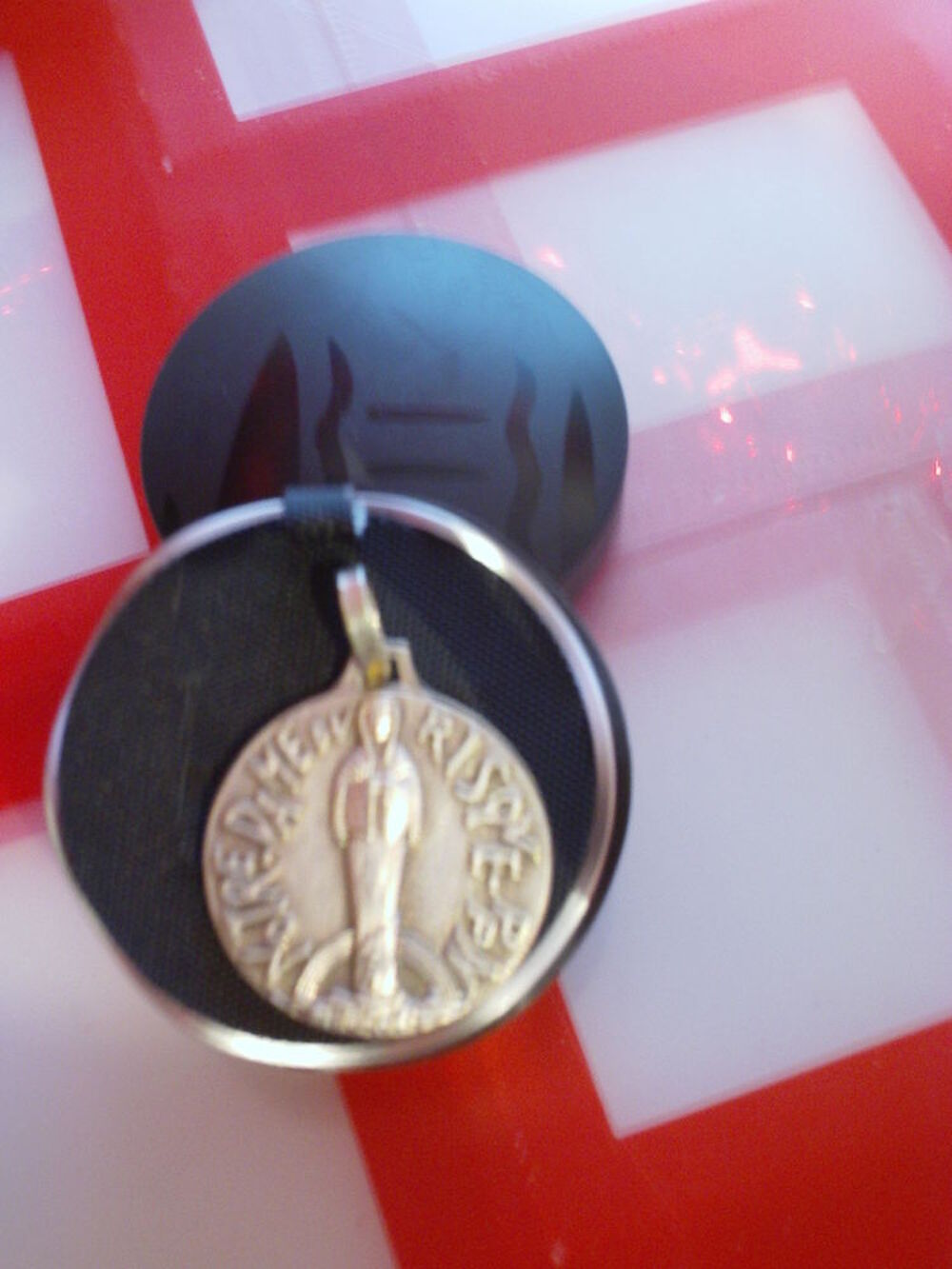 Vieille m&eacute;daille en argent grav&eacute;e poin&ccedil;on Boquen N&deg; 576 Bijoux et montres
