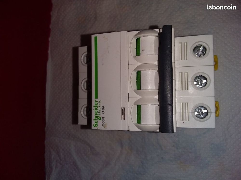 A9F74306 - Disjoncteur triphas&eacute; 3P 6A Courbe C - 3 Bricolage