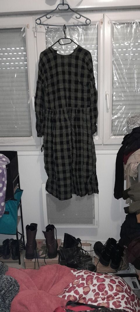 Robe à carreaux noirs et verts manches longues 8 Mayenne (53)