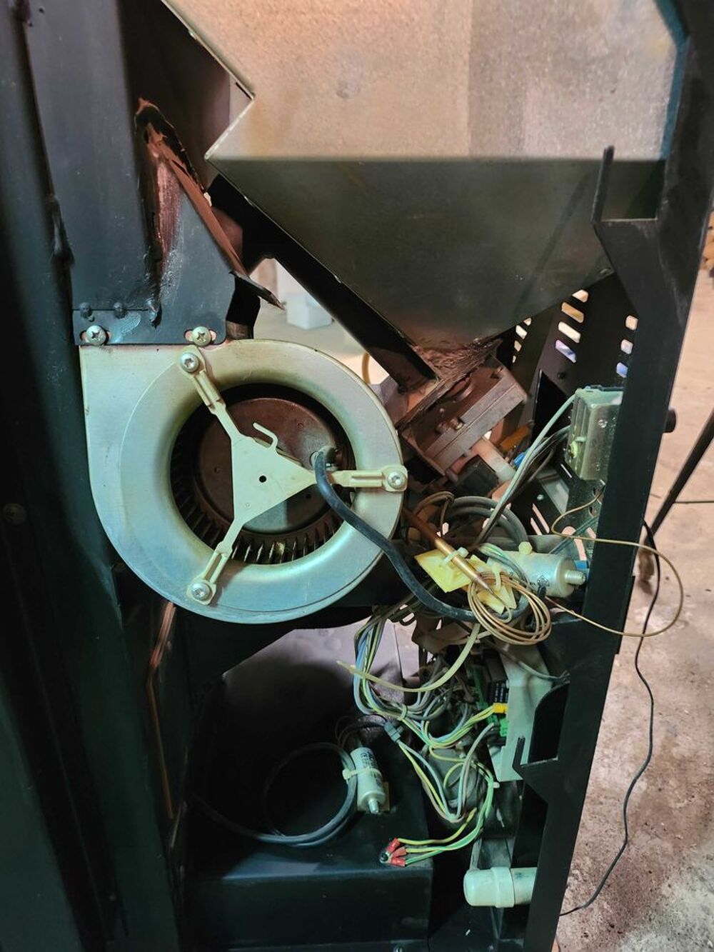 po&ecirc;le &agrave; granul&eacute;s en c&eacute;ramique bordeaux,tr&egrave;s bon &eacute;tat. Electroménager