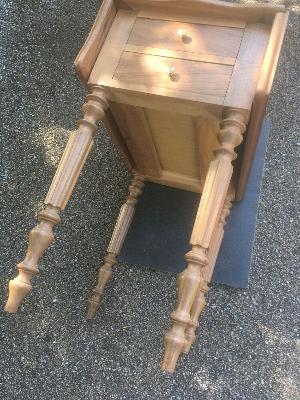 Table de nuit &agrave; volet / d'appoint / croix / marqueterie
Meubles