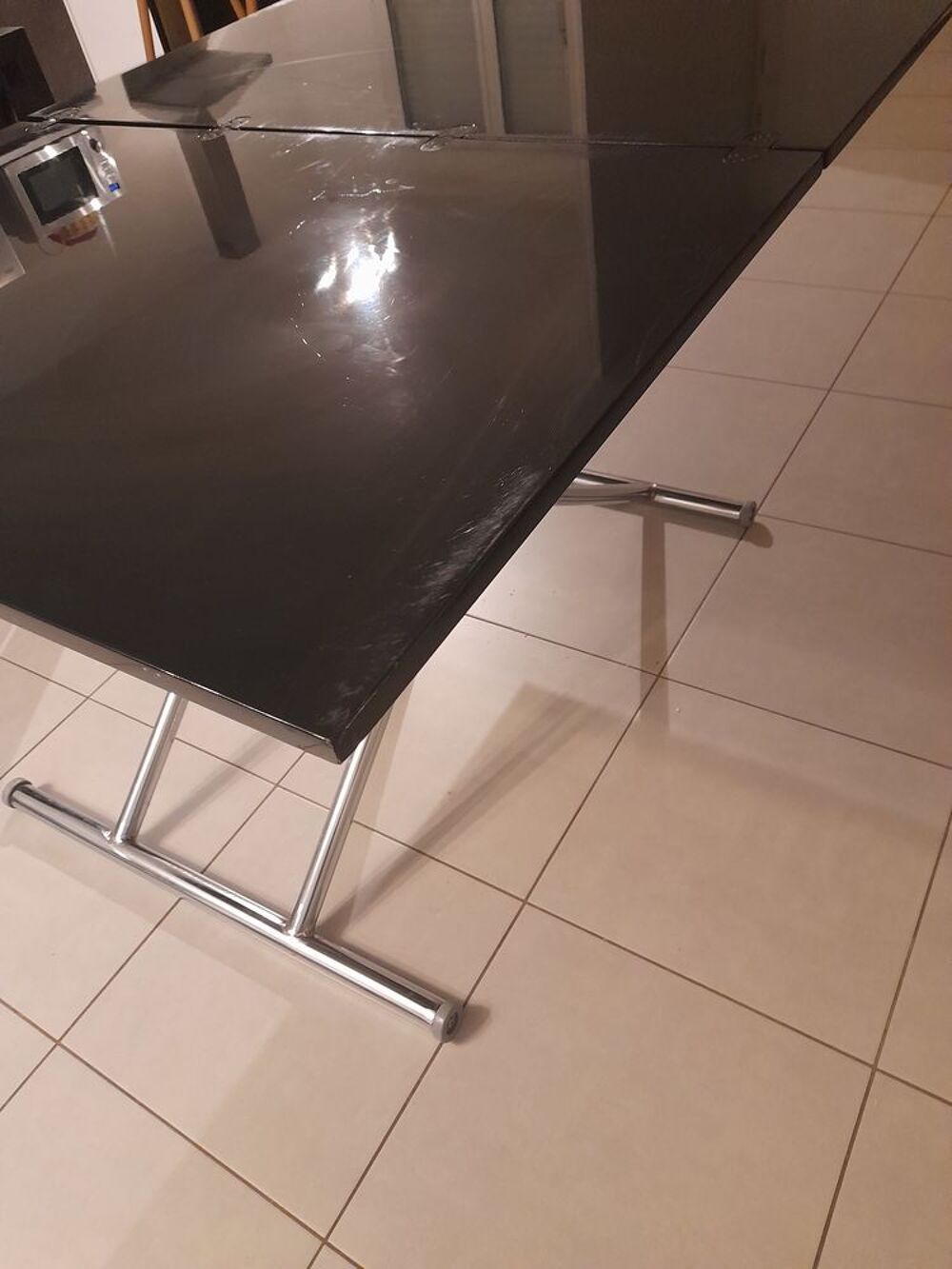 Table noire avec pieds en m&eacute;tal chrom&eacute; Meubles