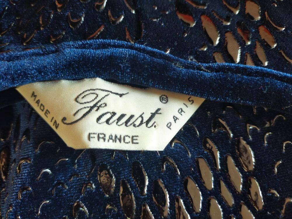 Tr&egrave;s belle robe longue bleu fonc&eacute;. Vêtements