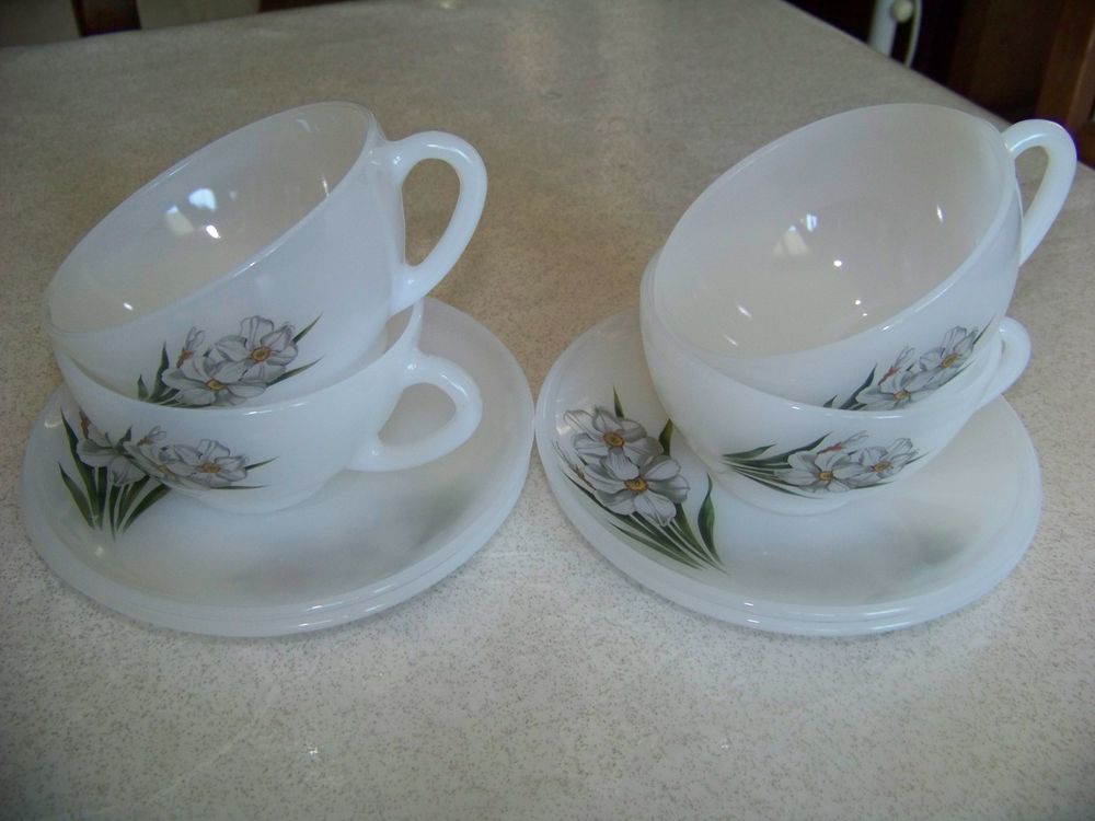 Grandes tasses et soucoupes vintage en ARCOPAL 