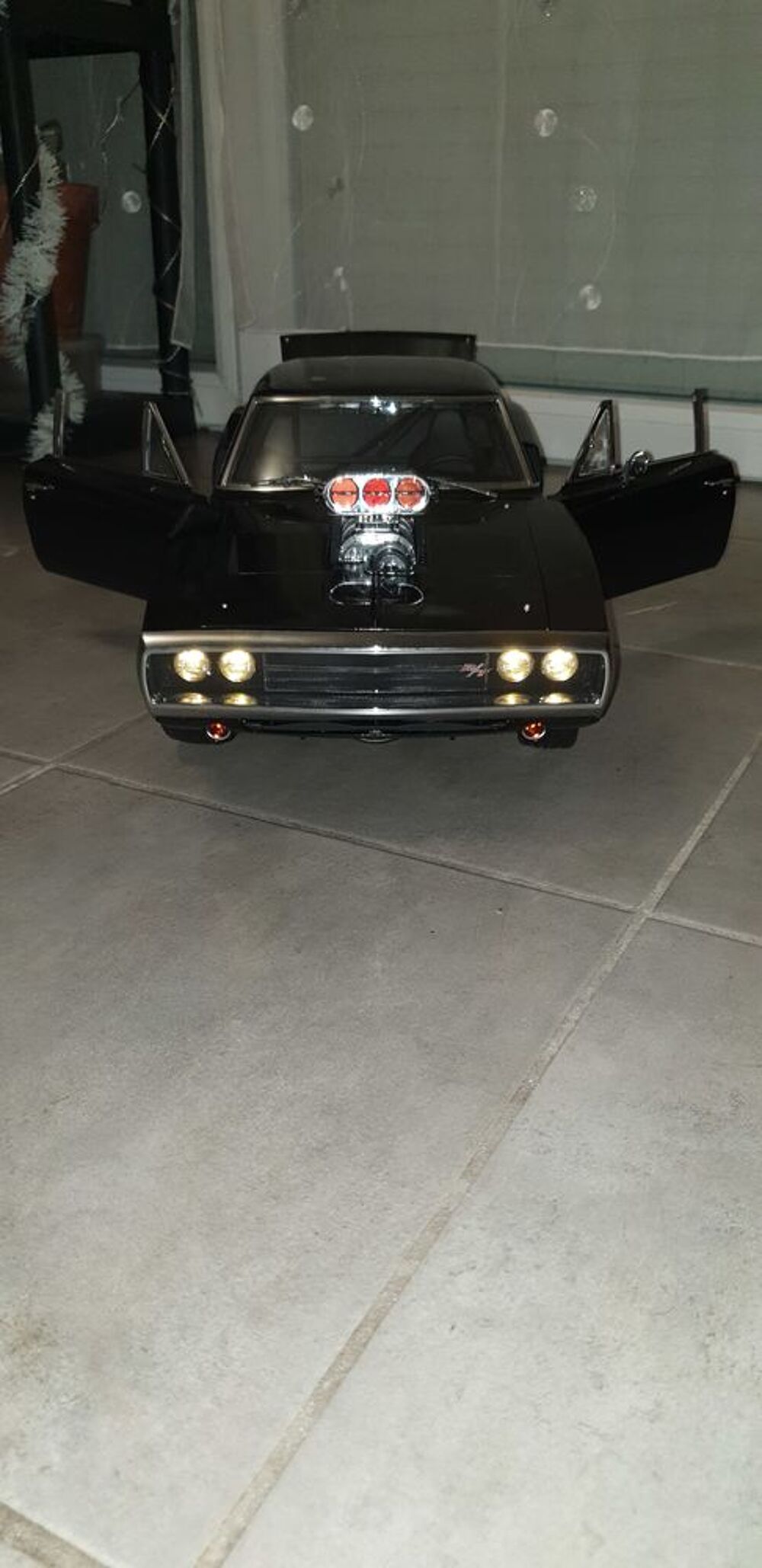MAQUETTE M&Eacute;TAL 1/ 8&Egrave;ME DODGE Charger R/T (Fast and furious. 