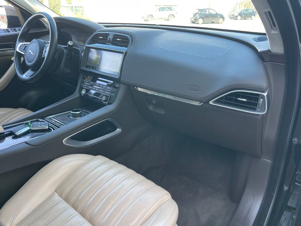 F-PACE F-Pace 2.0 D - 180 ch AWD BVA8 Prestige 2020 occasion 33700 M&eacute;rignac