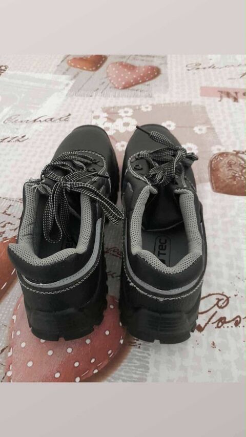 chaussures de s�curit� taille 45 20euro plus montre 20euro plus couteau 20 Perpignan (66)