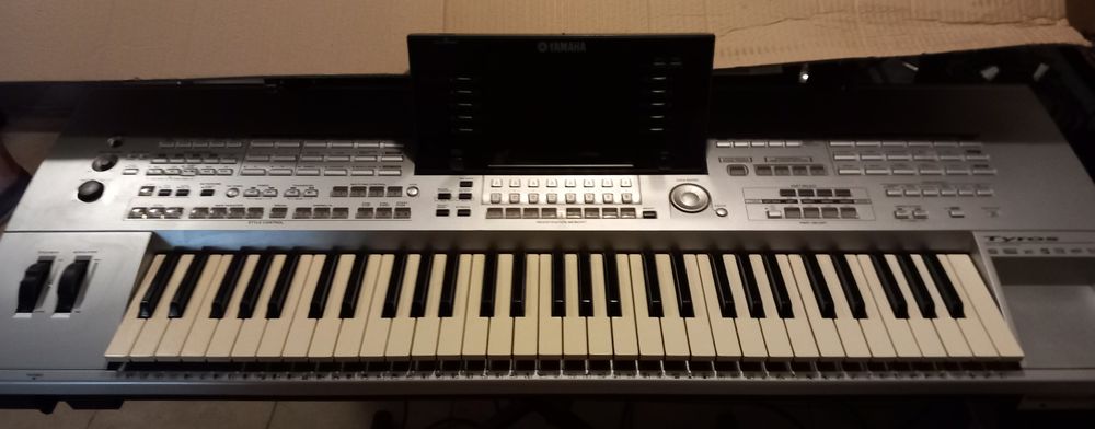 tyros1 &eacute;tat comme neuf,fonctions et esth&eacute;tic Instruments de musique